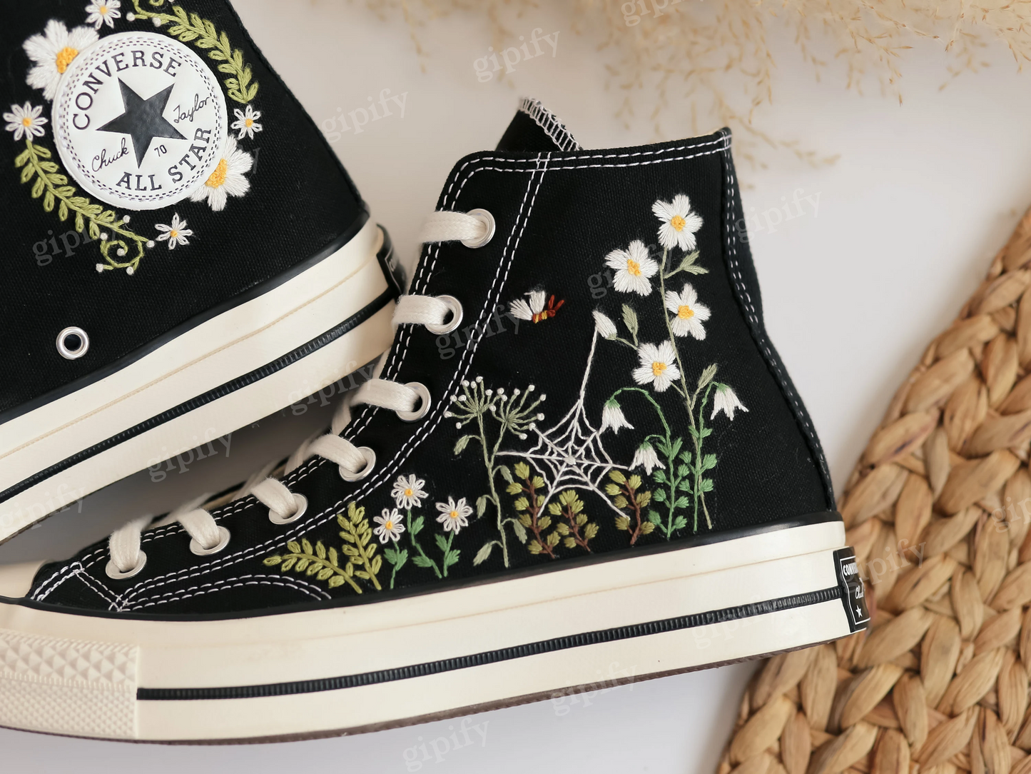 Custom Embroidered Converse High Tops, Custom Shoes Taylor 1970 Embroidered Daisy Flower, Embroidered Converse Daisy Flower, Wedding sneaker